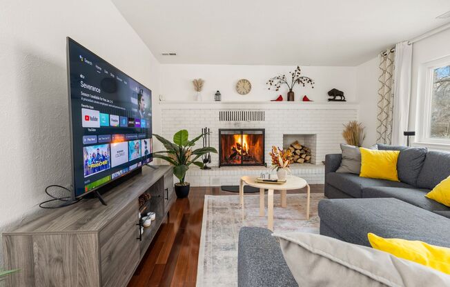 Furnished Rockrimmon 4-Bedroom with Mountain Views & D20 Schools