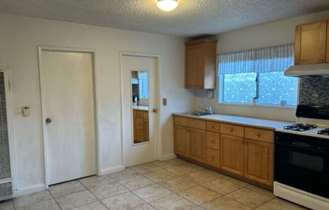 2 beds, 1 bath, 600 sqft, $2,500, Unit B