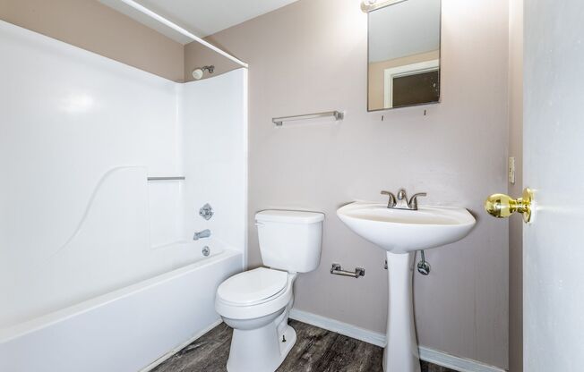 2 beds, 1 bath, 825 sqft, $959, Unit 3819 Jones St #104