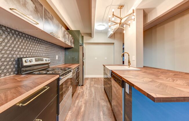 2 beds, 1 bath, 700 sqft, $1,895, Unit 403