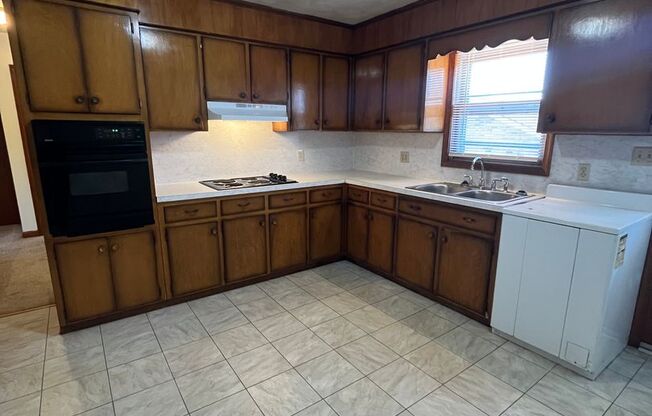 2 beds, 1 bath, 903 sqft, $1,150, Unit I-1