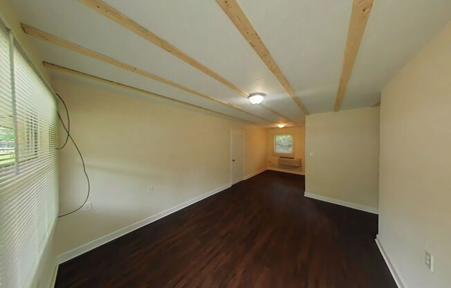 Beautifully Renovated 2/1 - Convenient Location