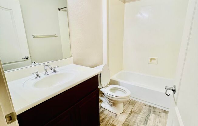 2 beds, 2 baths, 1,244 sqft, $1,899, Unit 705 W. Queen Creek #1107
