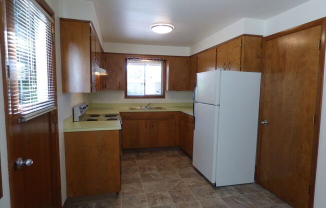 2 beds, 1 bath, 900 sqft, $1,495