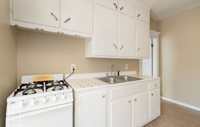 1 bed, 1 bath, $1,055, Unit 426 King Ave Apt. 101