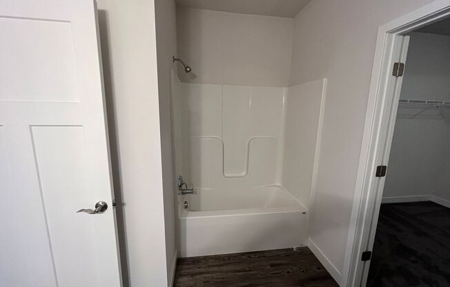 3 beds, 2 baths, 1,448 sqft, $2,095, Unit Lime 428