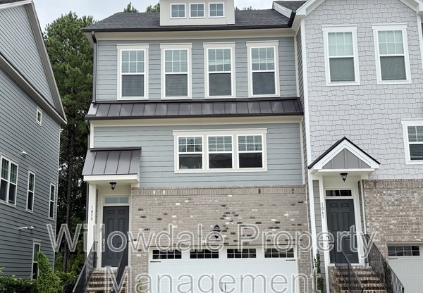 1059 LATHROP LN