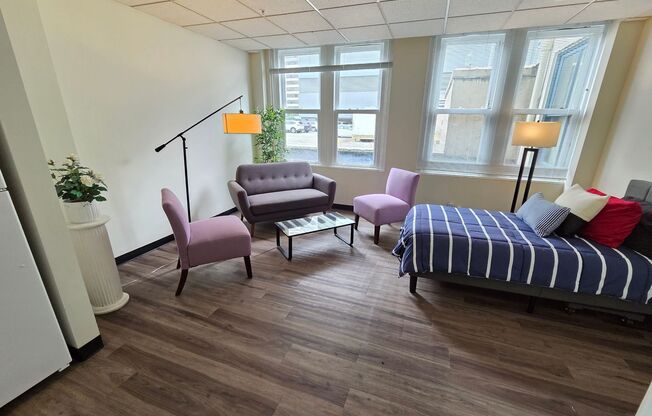 Studio, 1 bath, 395 sqft, $1,370, Unit 701