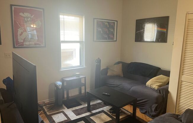 One bed, duplex in Lakeview, Pet friendly!!