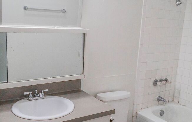 2 beds, 1 bath, 910 sqft, $725, Unit A