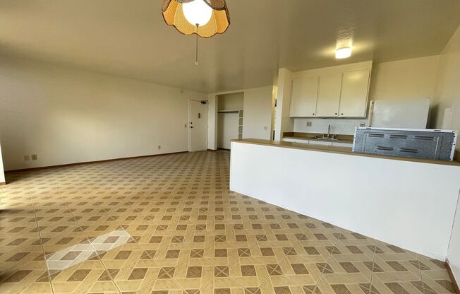 2 beds, 1 bath, $1,595