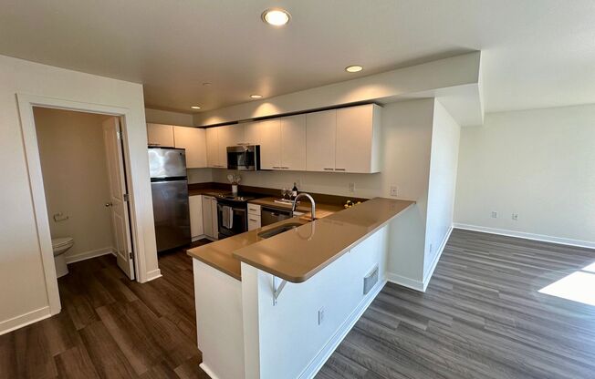 1 bed, 1.5 baths, 872 sqft, $2,395, Unit Unit 402