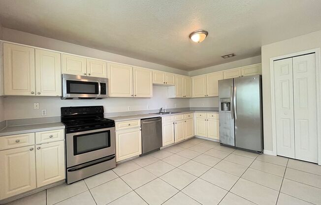 Spacious 4-Bedroom Home in Poinciana Awaits You!