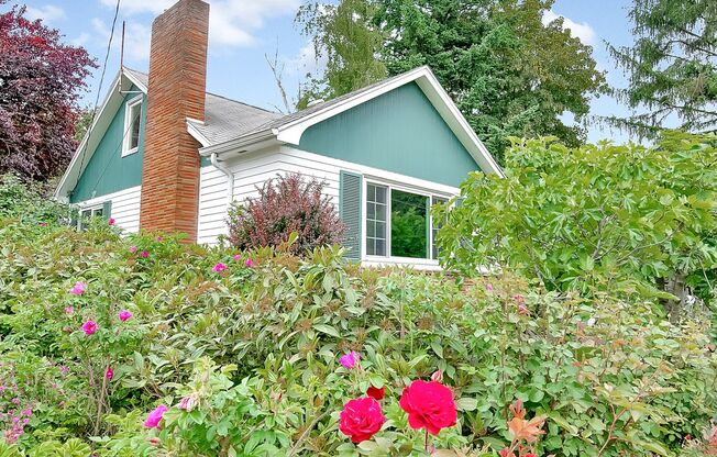 Amazing vintage 2-bdrm/2-bath Cully home—Giant garden, detached art studio, great location