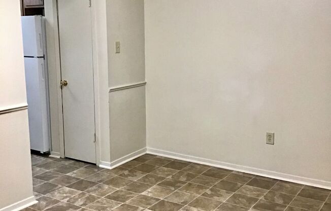 2 beds, 2 baths, 995 sqft, $800, Unit 14