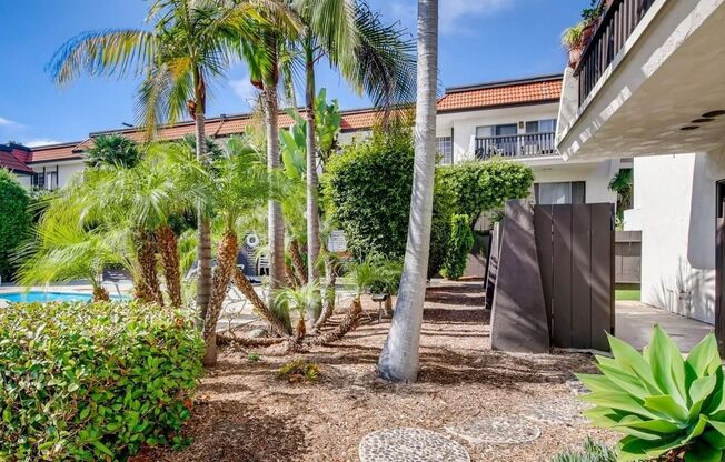 Upgraded 2bd/1ba Condo with Washer/Dryer in unit!