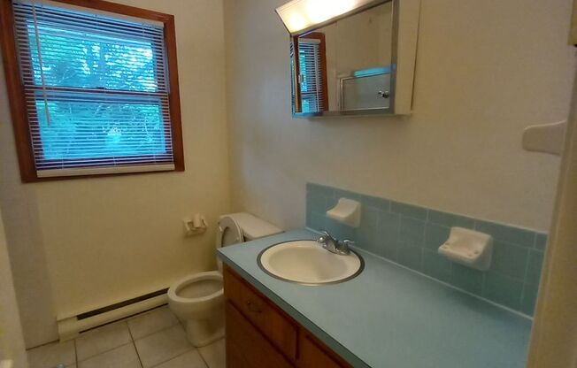 2 beds, 1 bath, 903 sqft, $1,140, Unit P-2