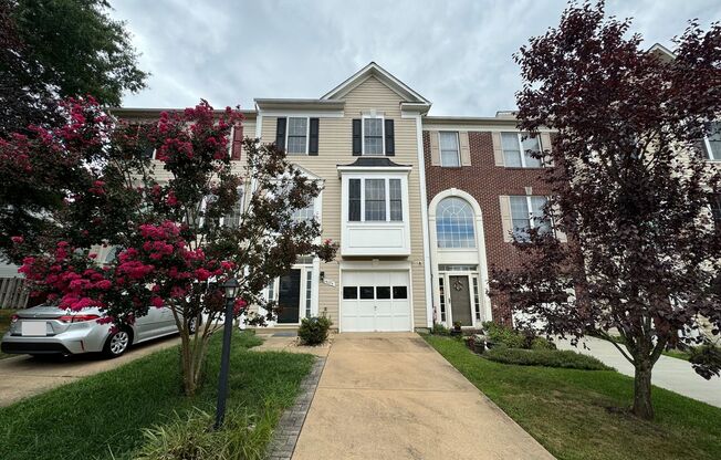 Bright and Classic 3 Beds 2/2 Bath Townhome With Deck & Patio In Vibrant Prince William Commons