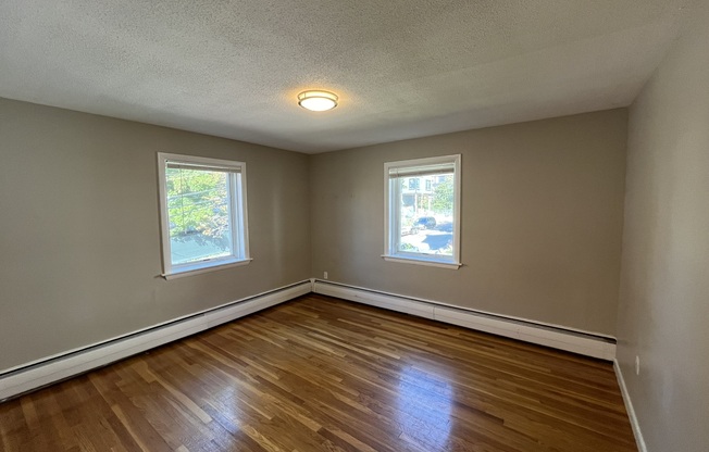 2 beds, 1 bath, $3,400, Unit 37