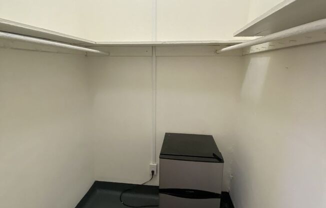 Studio, 1 bath, 400 sqft, $850, Unit 4H