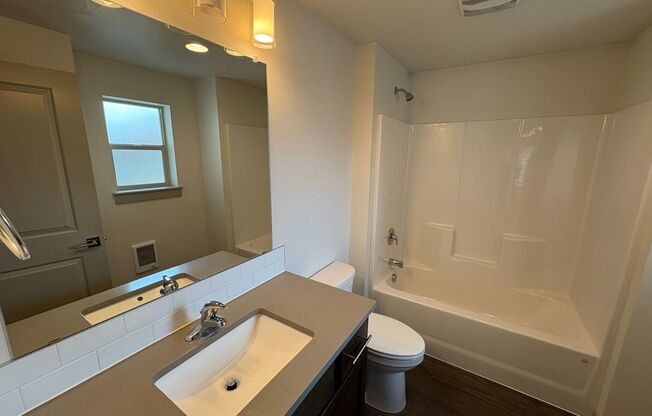 1 bed, 1 bath, 578 sqft, $1,550, Unit 70 NE Cessna Dr #2