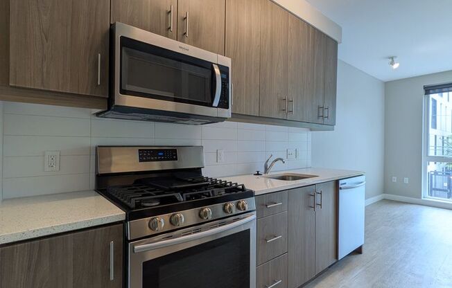 Studio, 1 bath, 400 sqft, $1,300, Unit 321
