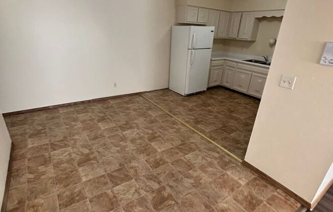 2 beds, 1 bath, 800 sqft, $999, Unit Custer-218