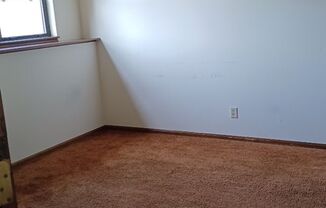 2 beds, 1 bath, $700, Unit #4