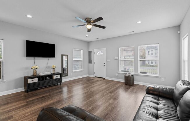 Modern Style Meets City Vibes — Your Next Chapter Starts on Wall Street!