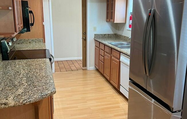 DESIRABLE 3bd/2.5ba WITH 2 CAR GARAGE AND PRIVATE BACK YARD ON A CUL-DE-SAC ROAD!!!