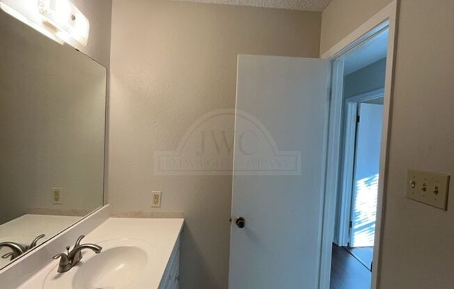 2 beds, 1 bath, $795, Unit 810 N. 5th St Unit B