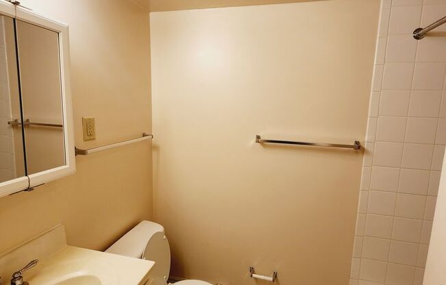 2 beds, 2 baths, 884 sqft, $1,495, Unit K-11