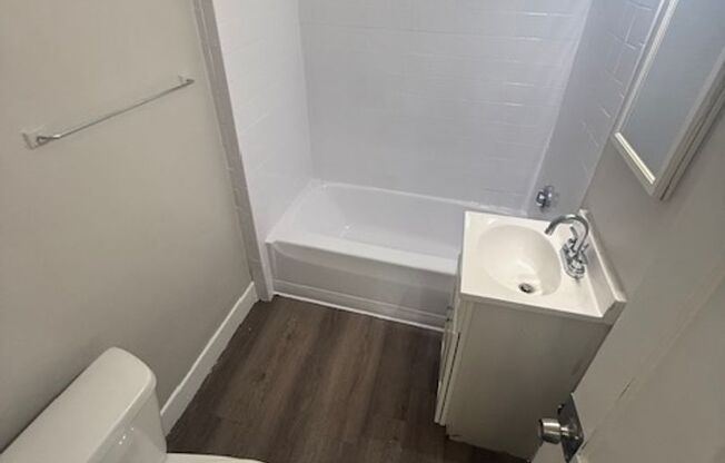 Studio, 1 bath, $1,100, Unit 16 Mattoon St Unit 6