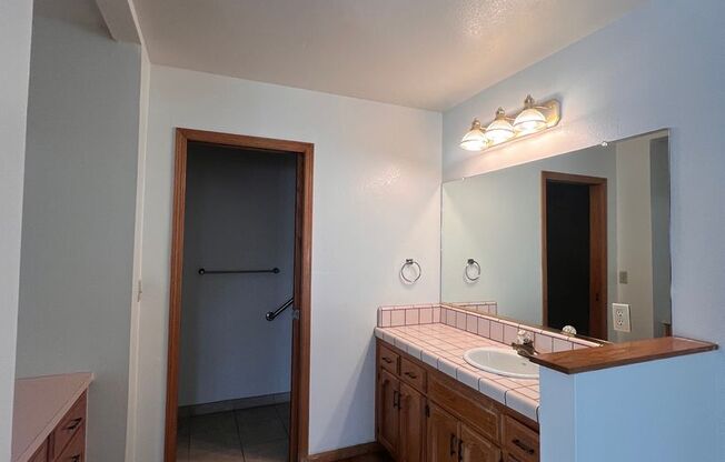 2 beds, 2 baths, $1,895