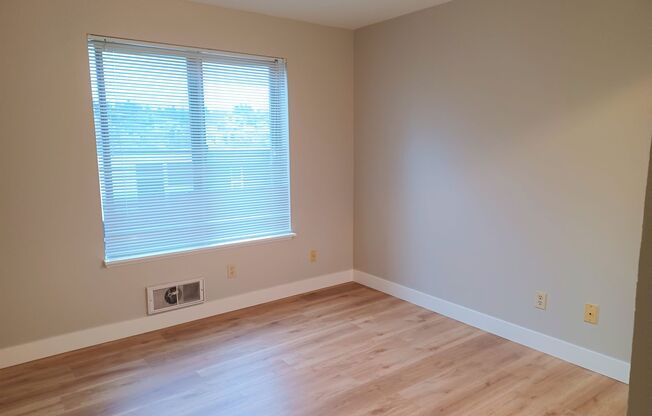 Spacious N. Queen Anne 1Bed/1Bath with private deck and views - Available for July 10th move in at $2100!
