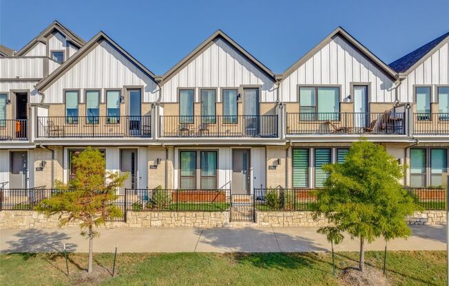 Stunning New Build Townhome in the Historic Kessler Park Neighborhood!