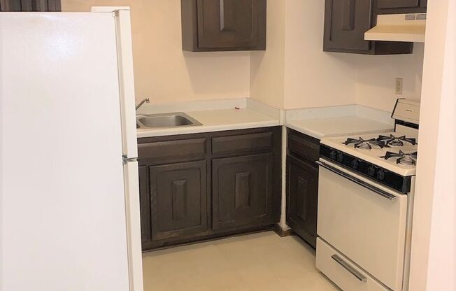 1 bed, 1 bath, 700 sqft, $899, Unit Custer-215