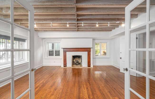 Renovated 2 Bedroom Carriage house off Lafayette Square