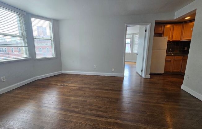 Bright 2 bed 1 bath in the heart of Rittenhouse
