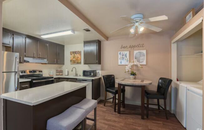 2 beds, 1 bath, 850 sqft, $1,695, Unit 219