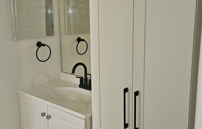 2 beds, 1 bath, 927 sqft, $1,550, Unit 80-10