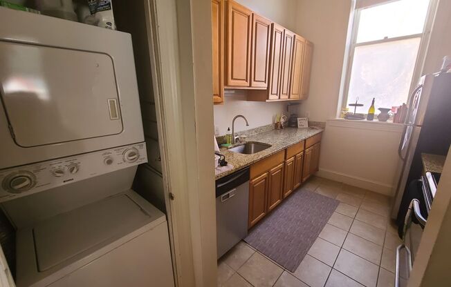 Spacious 2BR/1.5BTH w/ HW Floors, New Kitchen, A/C, W/D