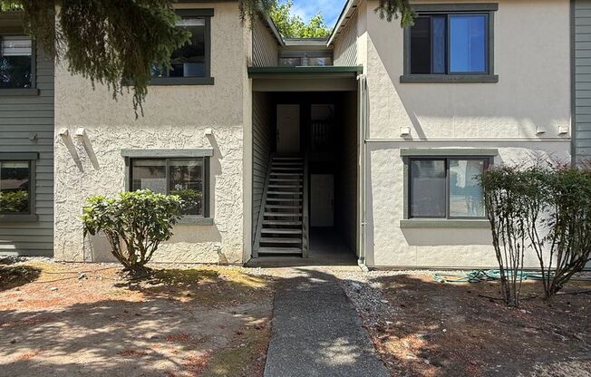 Spacious 2-Bedroom Ground Floor Condo with Private Yard in Kirkland