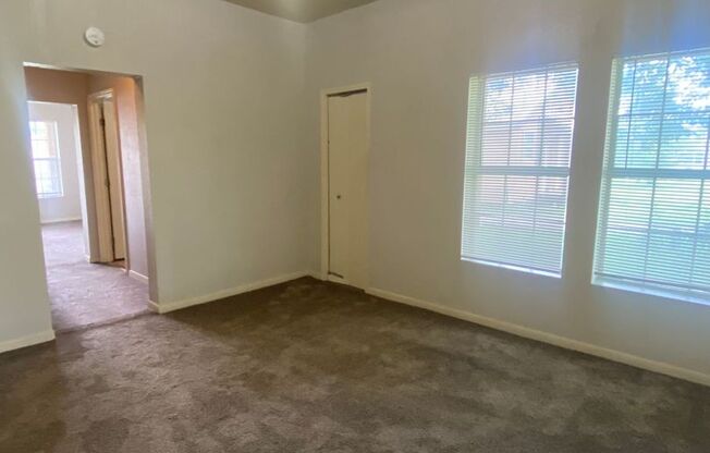 1 bed, 1 bath, 700 sqft, $725, Unit 1366 Mulberry