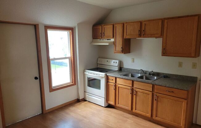 3 beds, 1 bath, 800 sqft, $895