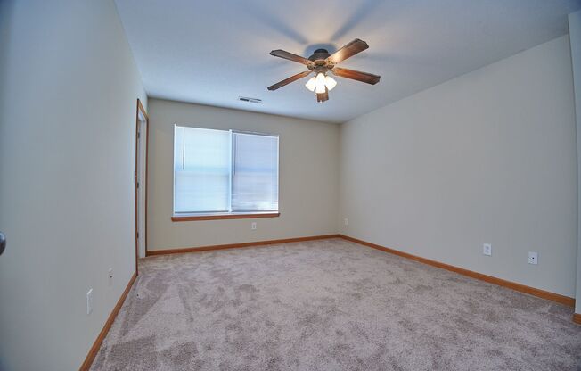 3 beds, 2.5 baths, 1,364 sqft, $1,550, Unit 12W