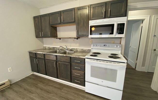 3 beds, 1 bath, 800 sqft, $900, Unit Apt 3