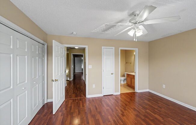 Spacious 2BR/2.5BA Condo with Private Deck Near Lake Norman