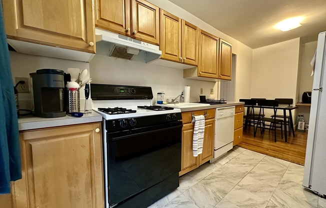 3 beds, 1 bath, 1,000 sqft, $5,500, Unit 14