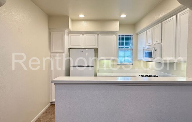 Carlsbad, 6473 Terraza Portico, Gated Community, Community Pool and Spa, AC, Fireplace, Attached 2 Car Garage with Opener.